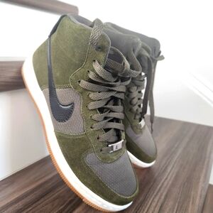 Never worn womems Olive AirforceOnes size 7 ... brand new, only try on carpet